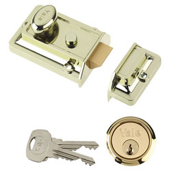 Yale Locks P77 Traditional Nightlatch 60mm Backset Brasslux Finish Box