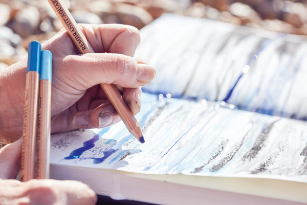 Artist using Daler pencils